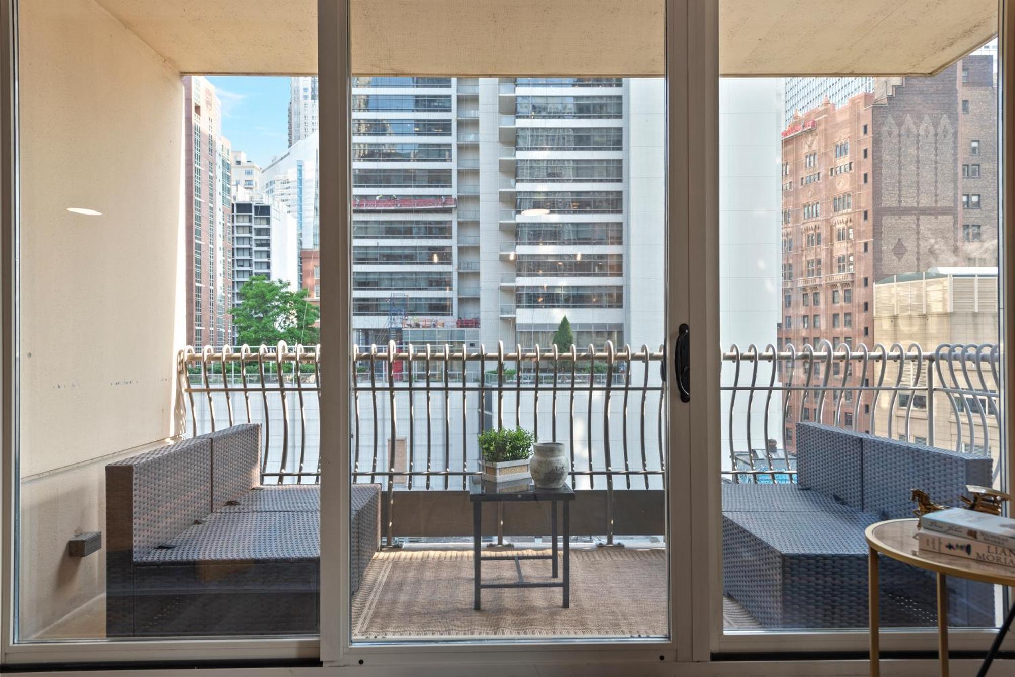 The Bernardin Gold Coast Luxury Apartments Near Magnificent Mile Чикаго Екстер'єр фото