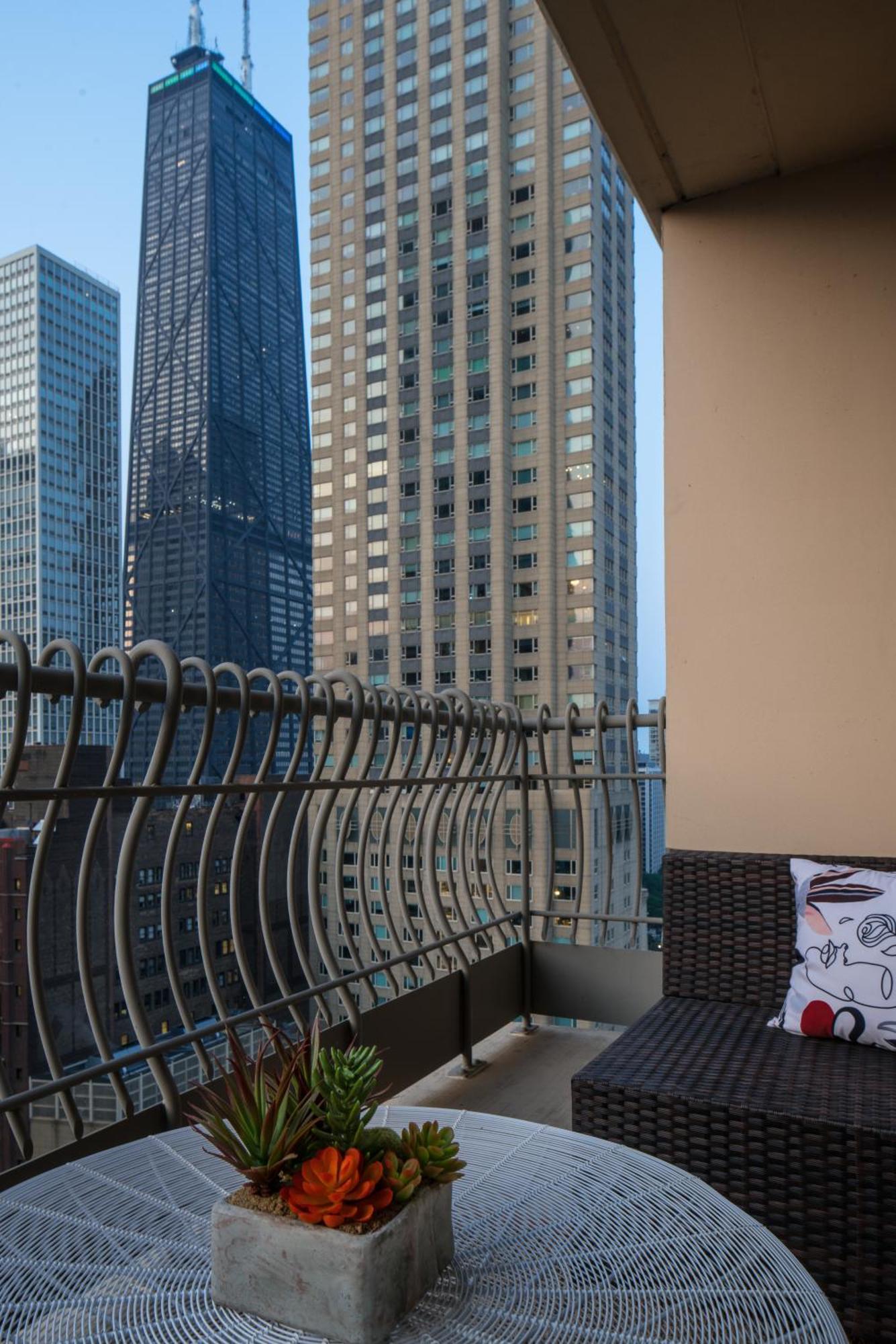The Bernardin Gold Coast Luxury Apartments Near Magnificent Mile Чикаго Екстер'єр фото