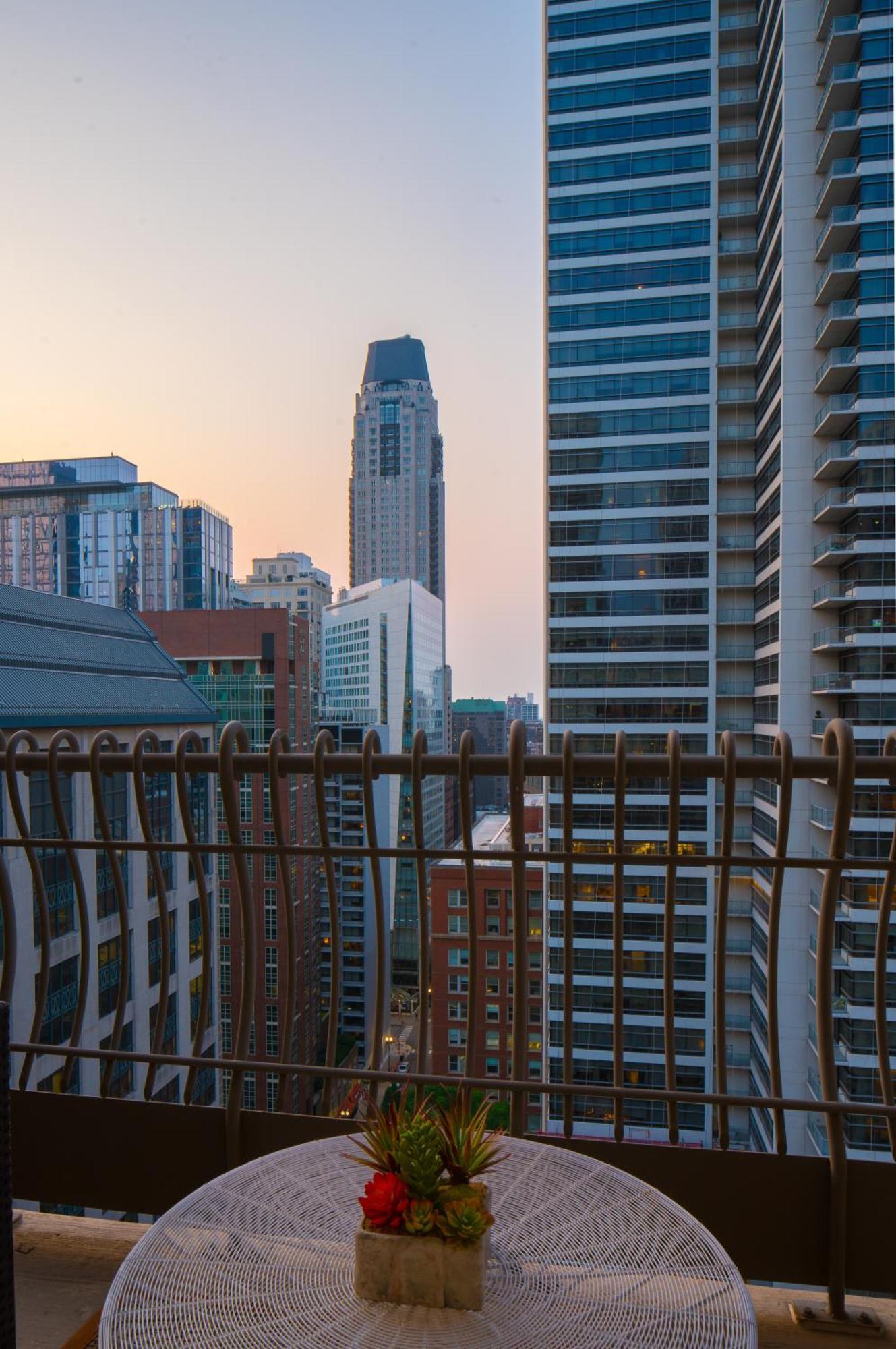 The Bernardin Gold Coast Luxury Apartments Near Magnificent Mile Чикаго Екстер'єр фото